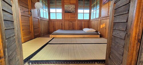 Unique and Private Country House with Sauna, Jacuzzi and Hawaiian Hothouse Spa!