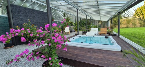 Unique and Private Country House with Sauna, Jacuzzi and Hawaiian Hothouse Spa!