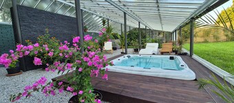 Unique and Private Country House with Sauna, Jacuzzi and Hawaiian Hothouse Spa!