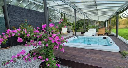 Unique and Private Country House with Sauna, Jacuzzi and Hawaiian Hothouse Spa!
