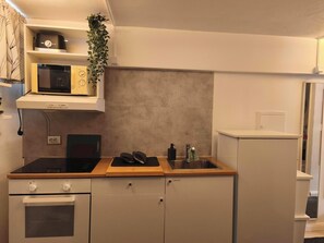 Fridge, microwave, oven, stovetop - Gudrun´s studio apartment - 2 person. (Reykjavík)