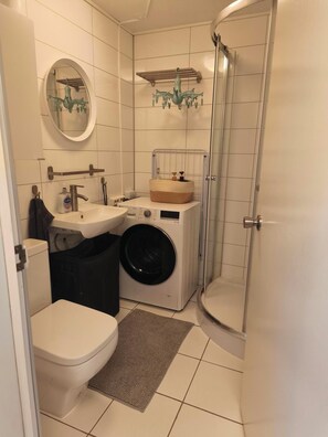 Shower, hair dryer, towels, soap - Gudrun´s studio apartment - 2 person. (Reykjavík)