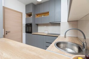 Ofen, Geschirrspüler, Wasserkocher mit Kaffee-/Teezubehör, Toaster