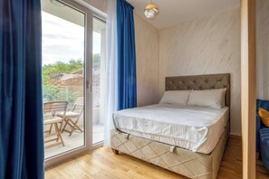 1 bedroom, iron/ironing board, internet, bed sheets