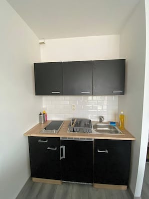 Fridge, stovetop