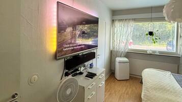 1 habitación, tabla de planchar con plancha, internet y ropa de cama