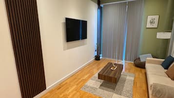 Una televisión, libros