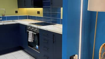 Fridge, oven, stovetop, coffee/tea maker