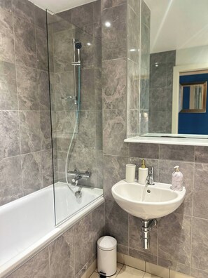 Hair dryer, towels - Modern Central Manchester Condo Next To AO Arena - Parking - Local Attractions (Manchester)