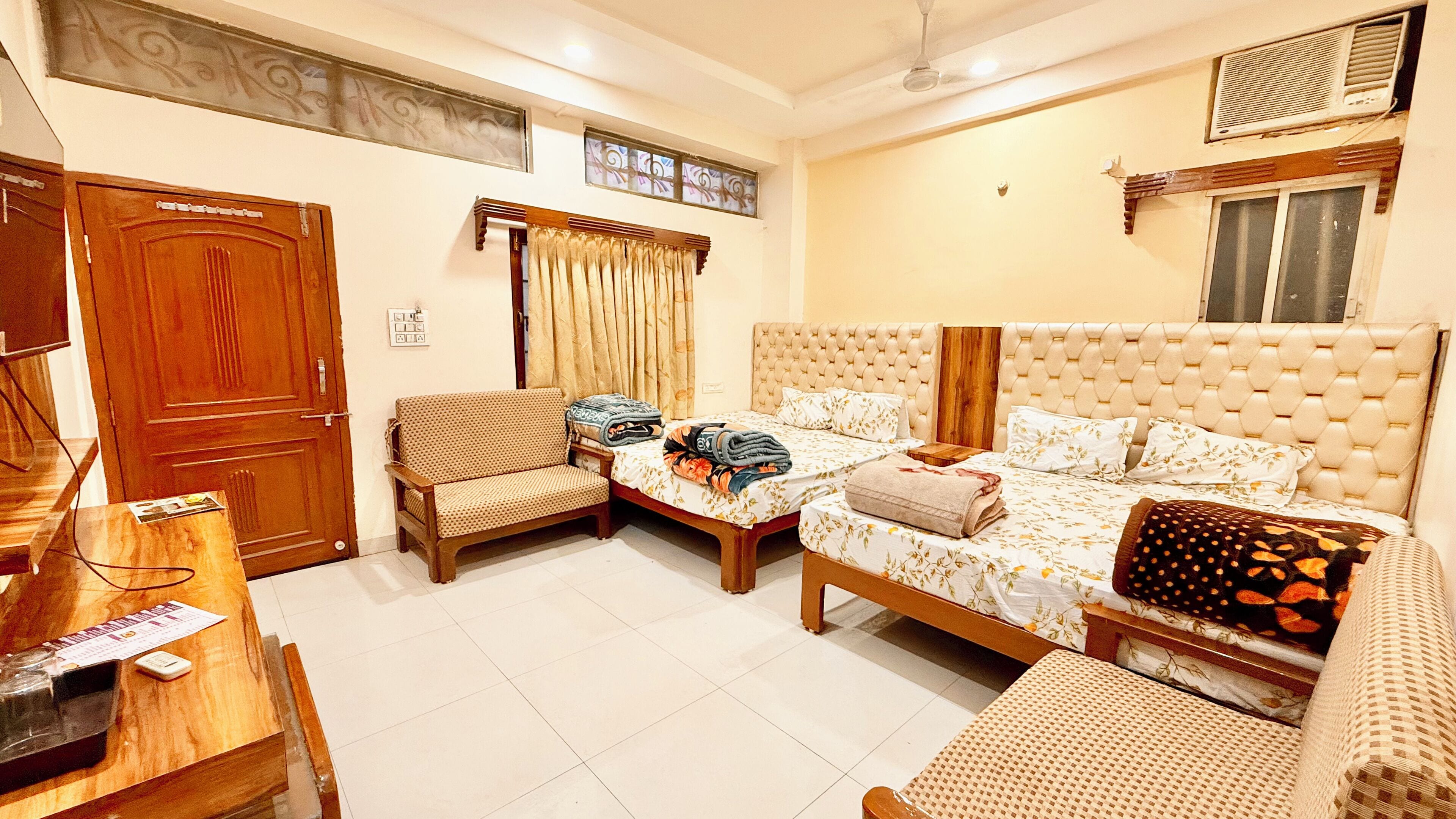 高级四人房 | 高档床上用品、办公桌、笔记本电脑工作区、免费 WiFi