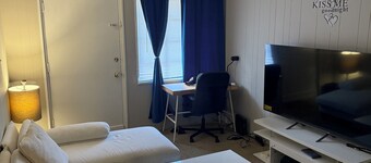 Stay 3 minutes walk to Stadium and Campus in this cozy, modern apartment.