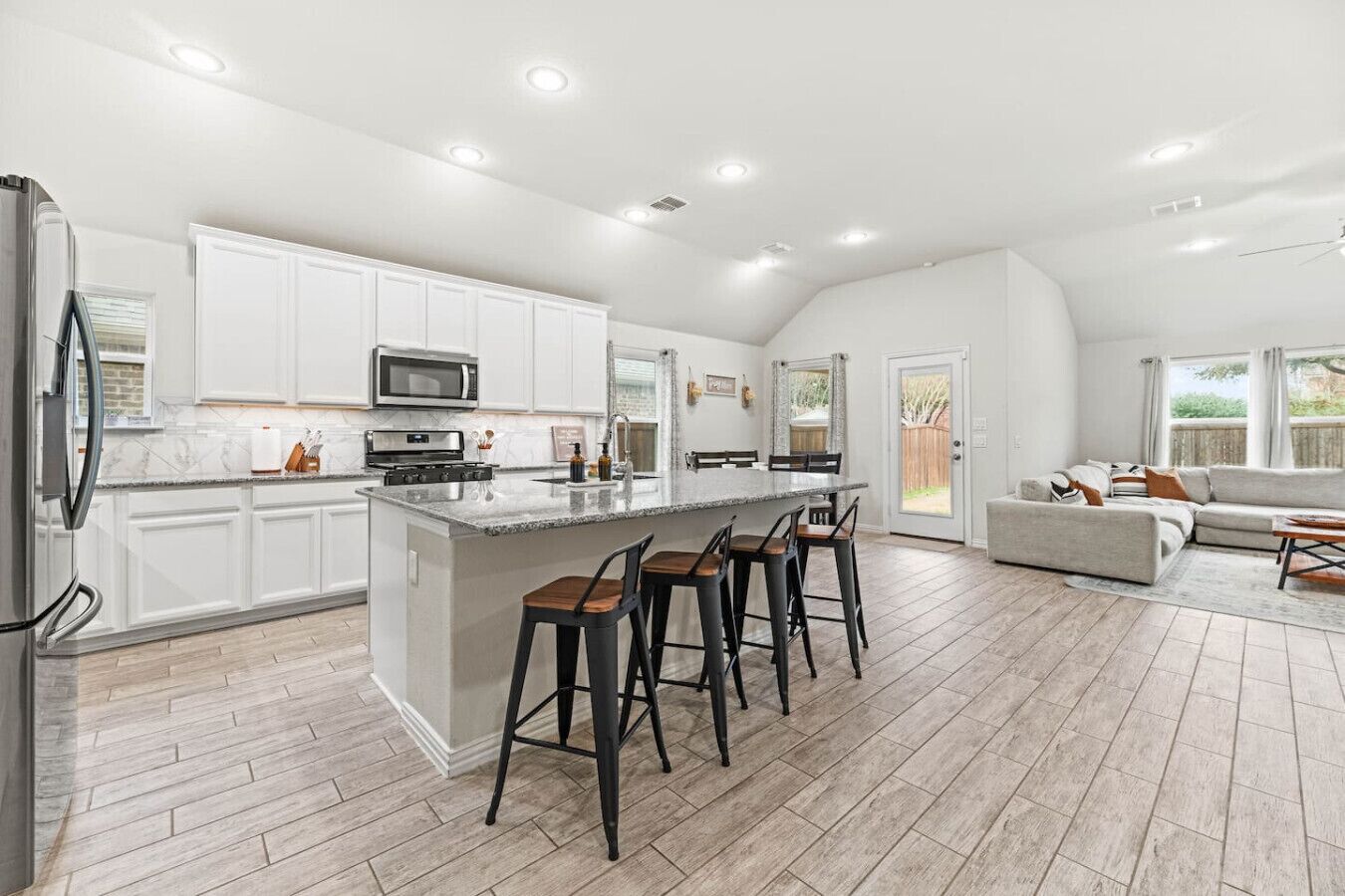 Geladeira, micro-ondas, fogão, cooktop