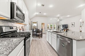 冷蔵庫、電子レンジ、オーブン、コンロ