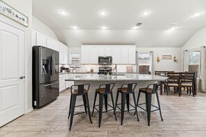 冰箱、微波炉、烤箱、炉灶