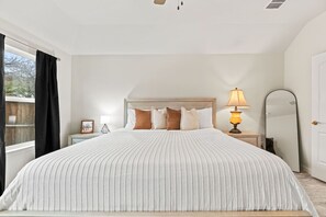 3 Schlafzimmer, Schreibtisch, Bügeleisen/Bügelbrett, Reisekinderbett