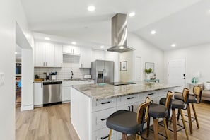 Fridge, microwave, oven, stovetop - Sleeps 12, Game Room, East Tampa - Magnolia Escape (Gibsonton)