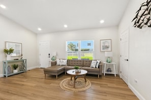 Smart TV, video games - Sleeps 12, Game Room, East Tampa - Magnolia Escape (Gibsonton)