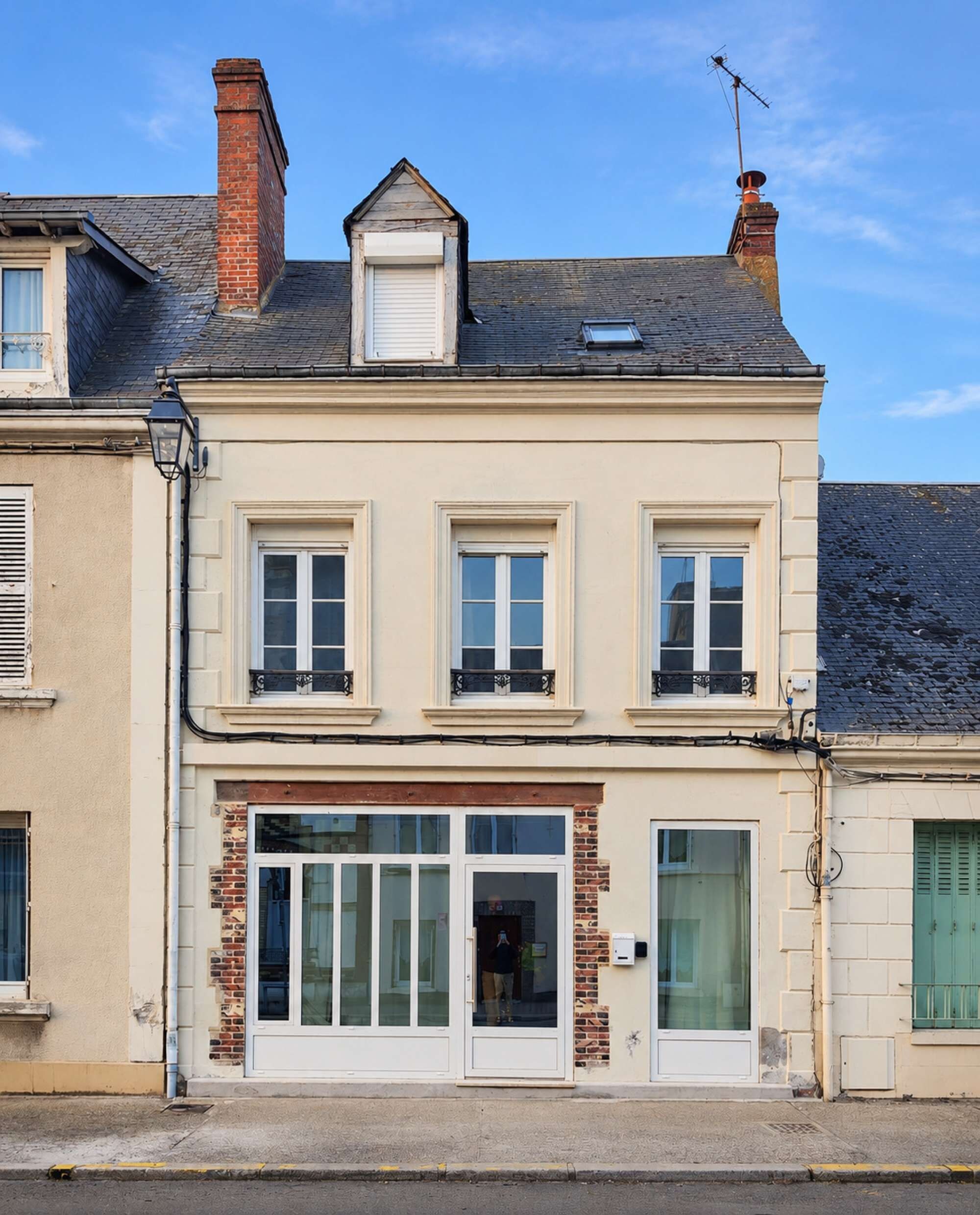 Façade de La Petite Maison Saint-Hilaire vue depuis la rue. Cette vue permet de repérer la maison et de découvrir son architecture.