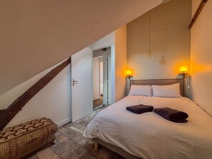 5 bedrooms, travel crib, WiFi, bed sheets