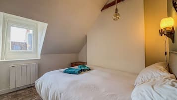 5 bedrooms, travel crib, WiFi, bed sheets