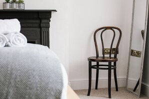 3 habitaciones, tabla de planchar con plancha, wifi y ropa de cama 