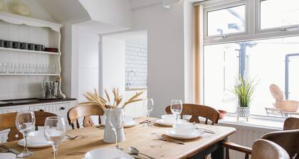 Cosy Period Cottage, 2 min walk to the beach and 5 min walk to the golf course
