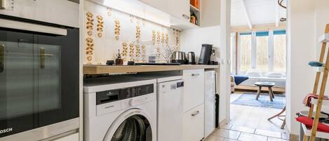 ثلاجة، ميكروويف، فرن، غسالة أطباق