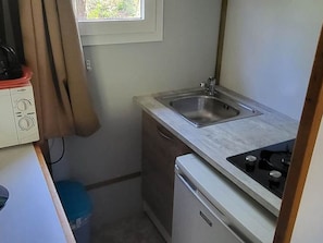 Fridge, microwave, coffee/tea maker - Cozy chalet with terrace in nature (Salles)