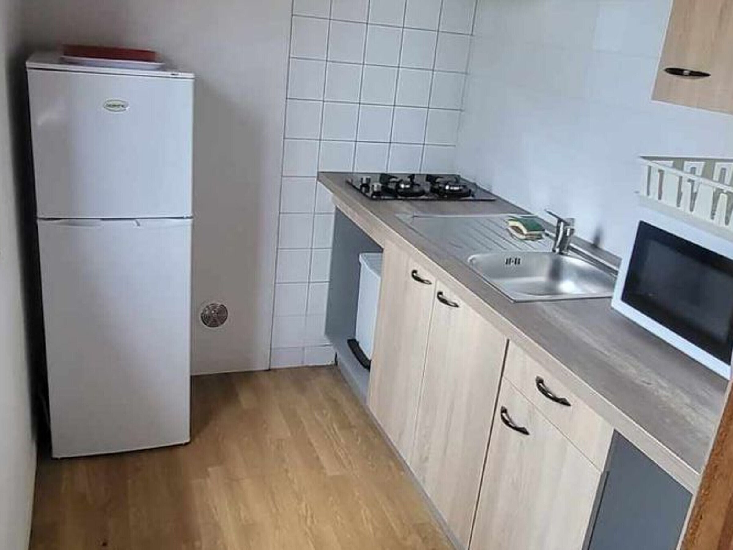 Een koelkast, een microgolfoven, een koffiezetapparaat/waterkoker