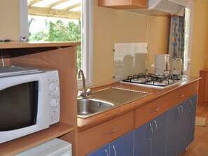 Kjøleskap, mikrobølgeovn og kaffetrakter/tekoker