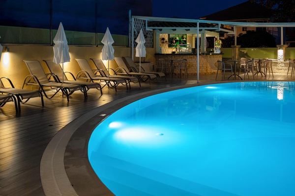 Una piscina al aire libre de temporada
