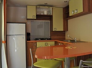 Microwave, coffee/tea maker - 29m² Mobile Home with Terrace in Salles (Salles)