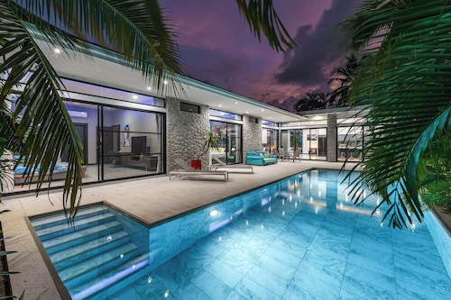 3BR Near Beach Tub & Pool Table V204