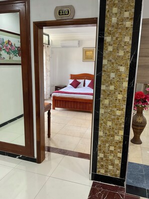 8 bedrooms, iron/ironing board, WiFi, bed sheets - Nice place 10 minutes from International Airport, 3 min from Beau Vallon Mall. (Mahebourg)