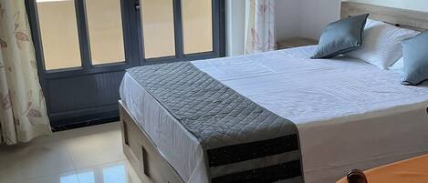 8 habitaciones, tabla de planchar con plancha, wifi y ropa de cama