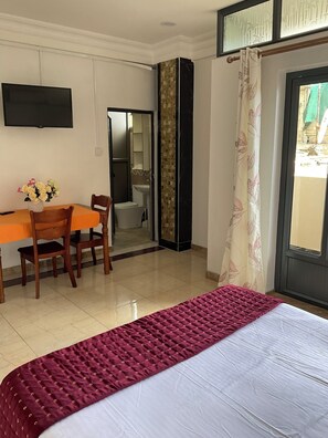 8 habitaciones, tabla de planchar con plancha, wifi y ropa de cama