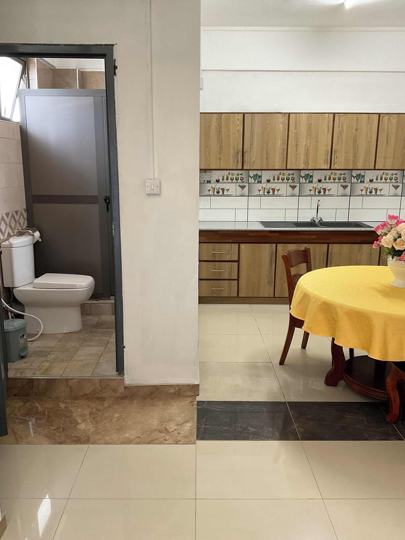 Douche, sèche-cheveux, serviettes fournies, savon