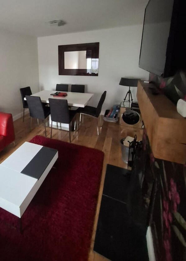 Interior - 2 Bed Apartment - Sleeps 4 - Parking - Wifi (Doncaster)