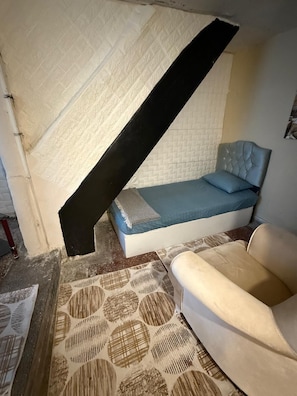 Classic Room | Desk, laptop workspace, free WiFi