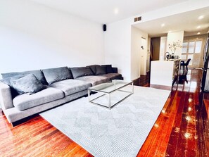 TV - Luxe Riverside 3BR • Walk to Flemington Racecourse and Showgrounds • 16 mins CBD (Maribyrnong)