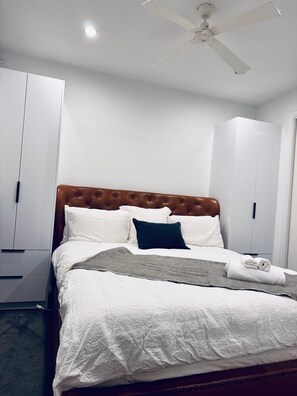 3 bedrooms, iron/ironing board, WiFi, bed sheets - Luxe Riverside 3BR • Walk to Flemington Racecourse and Showgrounds • 16 mins CBD (Maribyrnong)