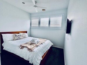 3 bedrooms, iron/ironing board, WiFi, bed sheets