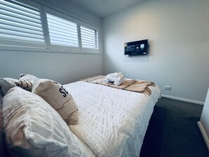 3 chambres, fer et planche à repasser, Wi-Fi, draps fournis