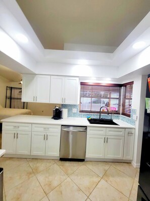 電子レンジ、オーブン、コンロ、食器洗い機