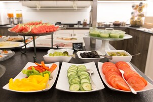 Desayuno buffet diario (EUR 18 por persona)