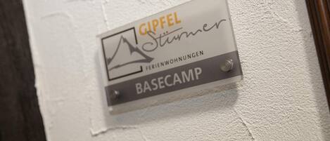 Placa para GIPFEL Stimmer, indicando que é um acampamento base.