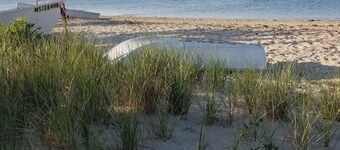 Secluded-Entire 2nd floor Suite with Private Bath