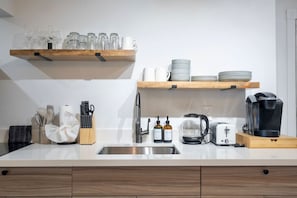 Refrigerador, microondas, parrilla de estufa y cafetera y tetera
