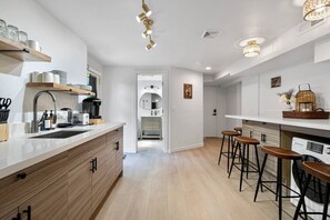 Refrigerador, microondas, parrilla de estufa y cafetera y tetera