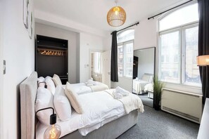 2 bedrooms, desk, iron/ironing board, WiFi